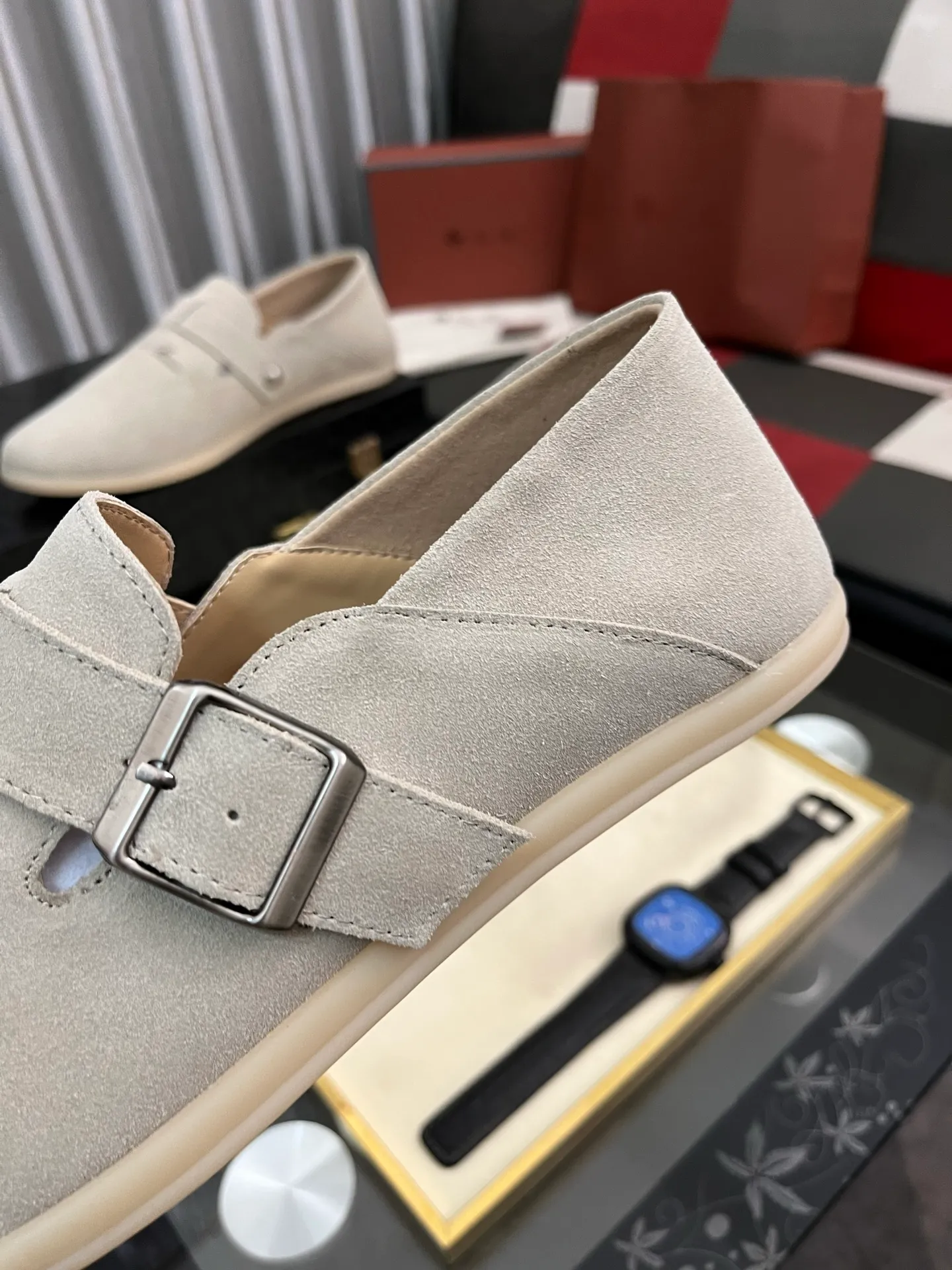 Men's men's shoes 💰458⌚️⌚️ Loro Piana's classic hot model lp top version of Pili casual shoes. It turns out that these are the casual shoes that are said to be able to walk 20,000 steps without getting tired. This pair has both good looks and feel. You will be completely lost as soon as you put it on. The minimalist design is eye-catching and durable, and it is a bonus for dressing. The soft feeling on the feet has outstanding texture, and it is very nice without abrasion on the feet. The soft and waxy soles make it easy to wear for daily use for a long time. Who can resist a pair of versatile and good-looking loafers? Don't be too elegant at all, the feel and texture of the feet are good, the key is to make the legs look longer and not tire the feet, the main thing is that it is just right!        Material: Original cowhide Lining: Original sheepskin Outsole: Original sole Size: 38-44